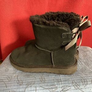 Ugg mini continuity bow boot in black size 6